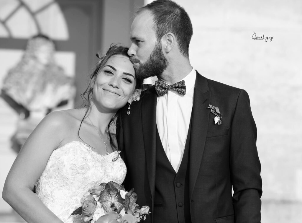 Mariés souriants lors d'une cérémonie de mariage